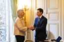 Chabaud anderea eta Pradales jaunaren arteko agur beroa